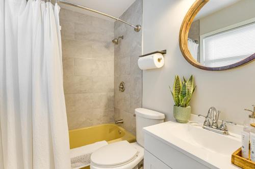Ένα μπάνιο στο 4 Mi to Dtwn Tuscaloosa Home with Cozy Den!