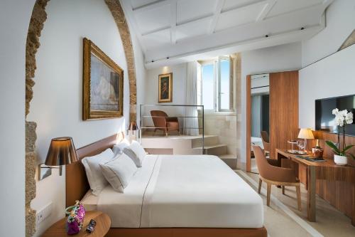 Deluxe Double Room with Side Sea View