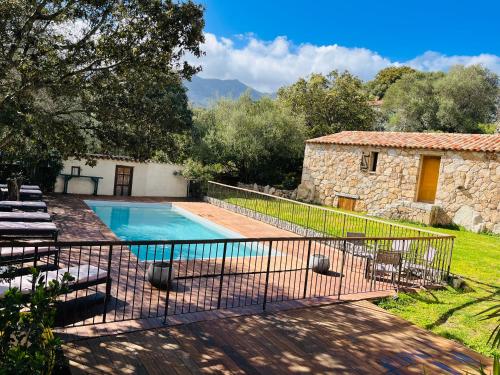 une villa avec une piscine et un bâtiment dans l'établissement Les Bergeries de Petralonga, à Sotta