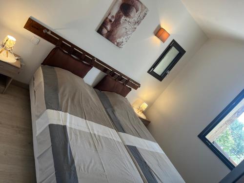 une chambre avec un lit dans une pièce dans l'établissement Les Bergeries de Petralonga, à Sotta