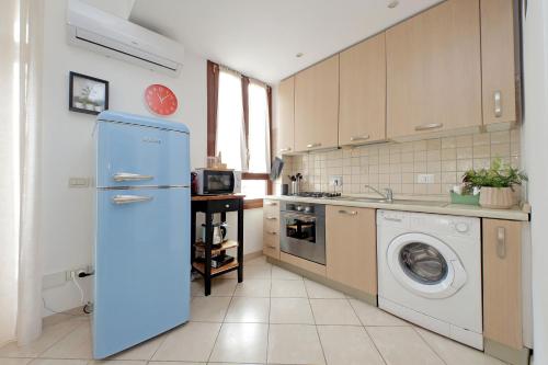 a kitchen with a refrigerator and a washing machine at Centro storico - ottimi collegamenti per Roma e APT in Fiumicino