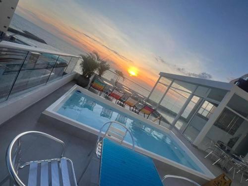 Bazén v ubytování HS-T Habitacion Triple con wifi, piscina y aire acondicionado nebo v jeho okolí