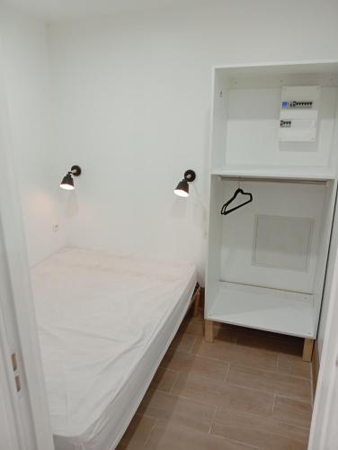 Cette chambre comprend un placard blanc et un lit. dans l'établissement Best Price #5 LA DISTILLERIE X5 people, à Lods