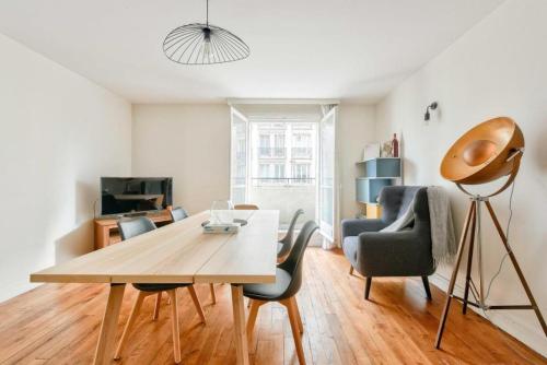 T2 with Stunning Balcony 55m2 Paris 17