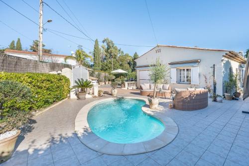 une piscine dans une cour avec une maison dans l'établissement Villa cap d 'Antibes Salis Beach 30 meters, à Antibes