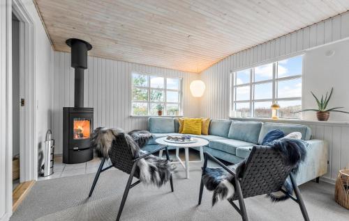 Ruang duduk di 3 Bedroom Beach Front Home In Grenaa