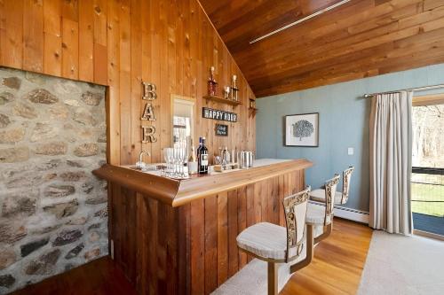 Nápoje v ubytování Spacious Home with Pool, Hot Tub, Mins to Parks Skiing