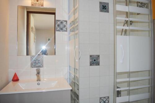 une salle de bain avec un lavabo et une douche avec un miroir dans l'établissement NP170-A259 Appartement 2 pièces mezzanine Narbonne Plage, à Narbonne-Plage