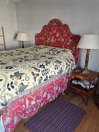 a bedroom with a bed and a table with a lamp at Penthouse in Luxor House in London