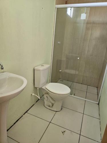 een badkamer met toilet en wastafel bij Casa Mandacaru in Ubajara