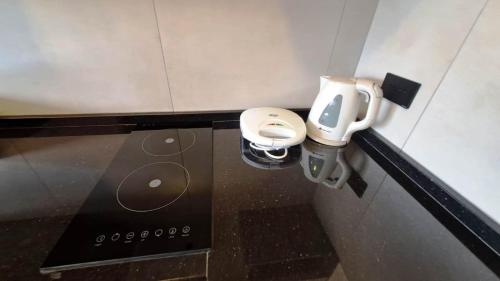 ein kleines Badezimmer mit einer Toilette in einer Kabine in der Unterkunft Marmor Homes in Cochabamba