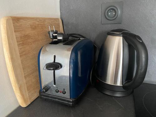 a toaster sitting next to a coffee maker on a counter at Havre de paix avec jardin et parking à Chantilly in Gouvieux