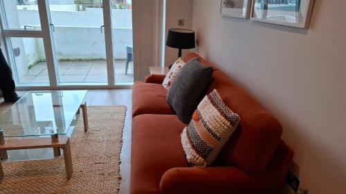 Ruang duduk di Saltwater Suites at Fistral