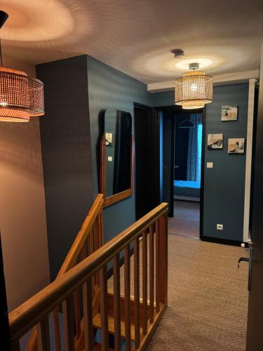 Cette chambre est dotée d'un escalier et d'un couloir avec une rampe d'escalier. dans l'établissement Chez Sonia, à Granville