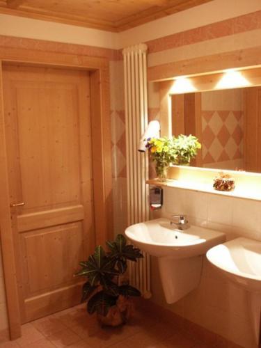 Ένα μπάνιο στο Hotel Chalet Genziana