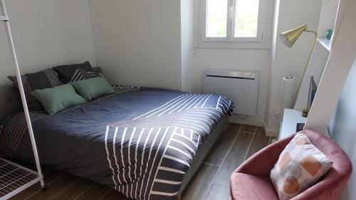 une chambre avec un lit et une chaise dans l'établissement Central, cozy and warm, à Toulouse
