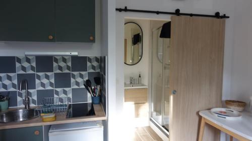 une cuisine avec un évier et un plan de travail dans l'établissement Central, cozy and warm, à Toulouse