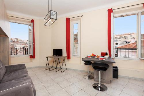 un salon avec un canapé et une table dans l'établissement Carrousel stud, à Cannes