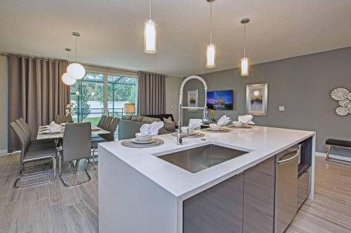 Beautiful 4BD home Themed Pool and Grill 4417 photo 18
