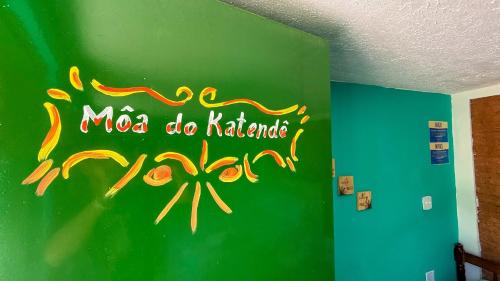 a green wall with a sign that says moza do khalili at Casa Bantu - Vila Rosa in Vera Cruz de Itaparica