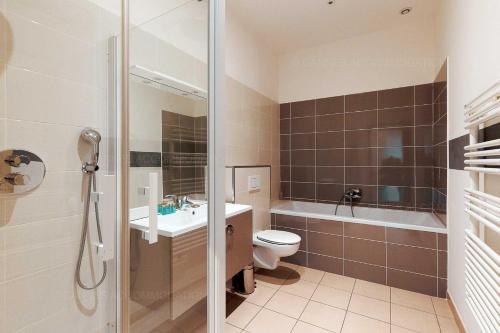 une salle de bain avec toilettes, lavabo et douche dans l'établissement Carrousel 4, à Cannes