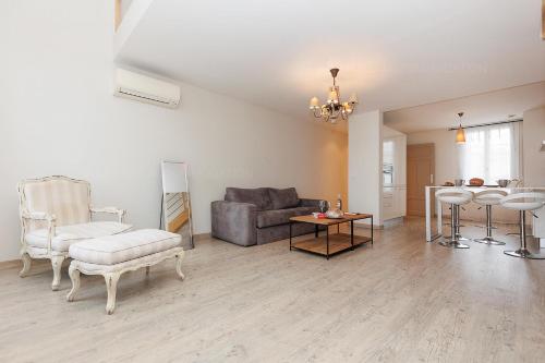 salon z kanapą i stołem w obiekcie Carrousel 5 w Cannes