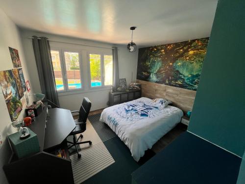 une chambre avec un lit et un tableau au mur dans l'établissement Villa 7 pers entre Cannes et St Tropez avec piscine au calme, à Puget-sur Argens