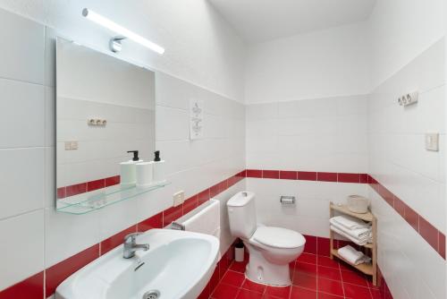 Un baño con un inodoro blanco y un lavabo. en La Bayana Apartments - 8, en Puerto Naos