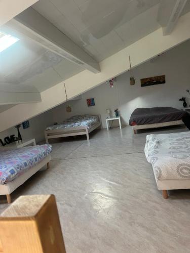 Ένα ή περισσότερα κρεβάτια σε δωμάτιο στο Petite maison indépendante