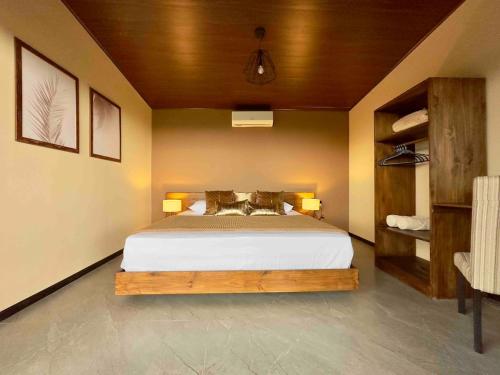 Ένα ή περισσότερα κρεβάτια σε δωμάτιο στο Villa Macua Private Pool and Bird Watching