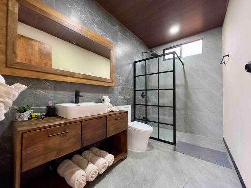 Ένα μπάνιο στο Villa Macua Private Pool and Bird Watching