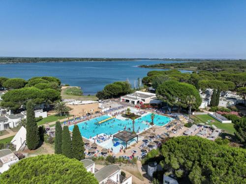 - une vue aérienne sur un complexe avec une grande piscine dans l'établissement Belambra Clubs La Grande Motte - Petite Camargue Presqu'île Du Ponant, à La Grande Motte