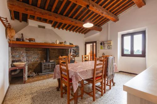 une salle à manger avec une table et une cheminée dans l'établissement La Clavelle, à Sanary-sur-Mer