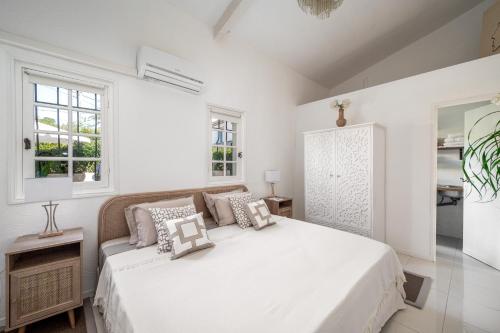 - une chambre blanche avec un grand lit et des fenêtres dans l'établissement Maison de ville vieille ville vue mer, à Antibes