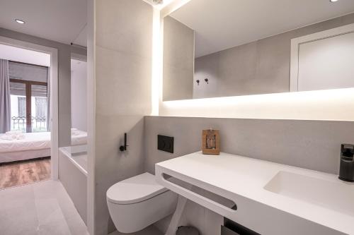 Ванная комната в Happy Apartments