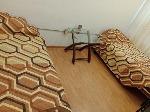 een kamer met 2 bedden en een tafel in een kamer bij Departamento Elefante in Guadalajara