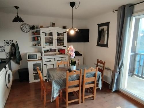 une cuisine et une salle à manger avec une table et des chaises dans l'établissement PEYRAGUDES BALESTAS T3 - 4-6pers - 2chambres, à Germ