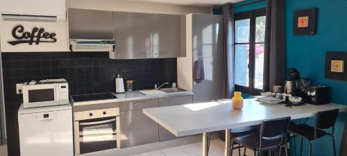 Photo de la galerie de l'établissement Contemporary house with sea view, à Antibes