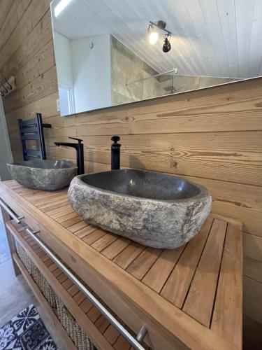 - une salle de bains avec deux lavabos sur un comptoir en bois dans l'établissement Chalet Le Clefcy - Vosges - Spa - Proche Gérardmer, à Ban-sur-Meurthe-Clefcy