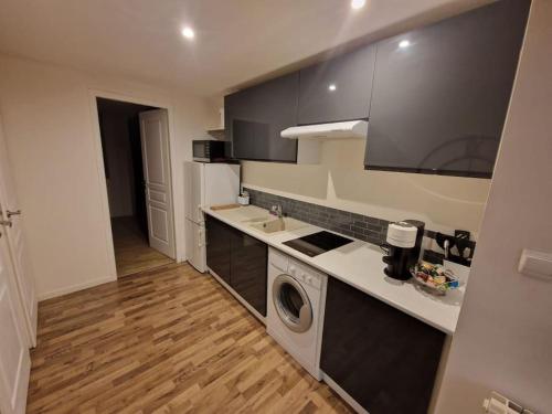 une cuisine avec un lave-linge et un lave-linge dans l'établissement Appartement au cœur de Vienne, à Vienne
