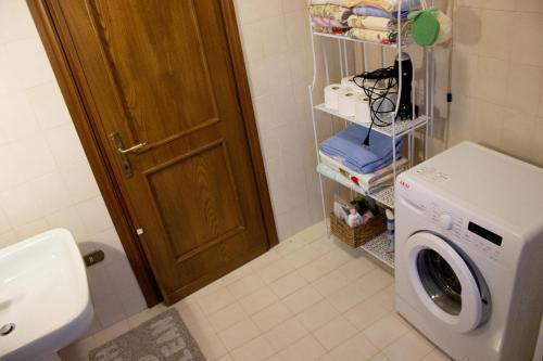 a bathroom with a washing machine in a bathroom at Casa ARGENTINA in Spoleto