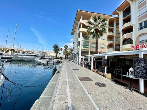 Port Fréjus Calme & plages à pied, ménage inclus, parking couvert