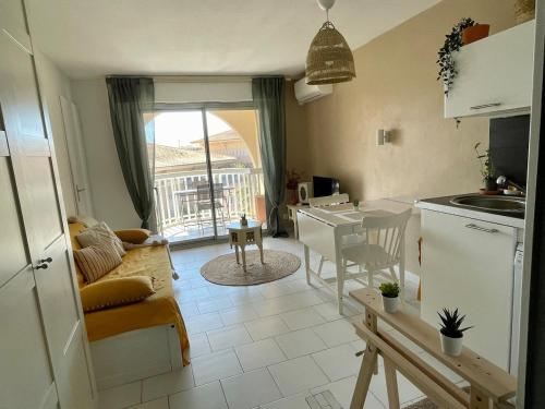 une cuisine et un salon avec un canapé et une table dans l'établissement Appartement Fréjus direct Port et Plage, à Fréjus