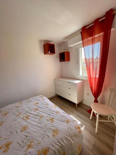 une chambre avec un lit, une commode et une fenêtre dans l'établissement Appartement Fréjus direct Port et Plage, à Fréjus