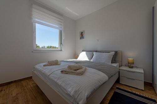 Katil atau katil-katil dalam bilik di Sunshine Apartment Complex with a Pool by the Beach - Mandre, Pag