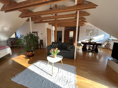 Posezení v ubytování Große Wohnung mit Dachterrasse in Starnberg