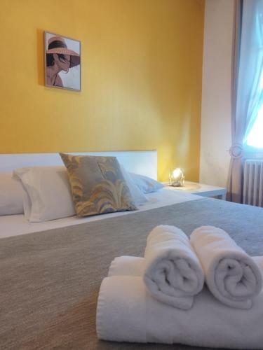 Ένα ή περισσότερα κρεβάτια σε δωμάτιο στο Hôtel Les Thermes