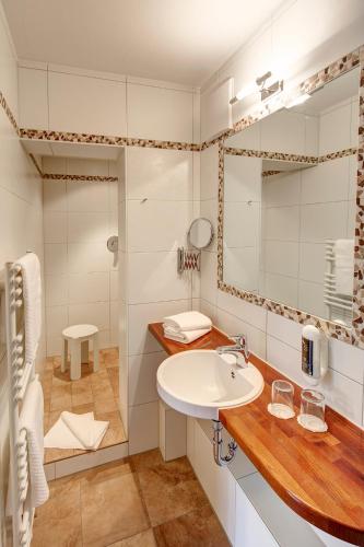 a bathroom with a sink and a shower at Landgasthof Zur Post in Schwangau