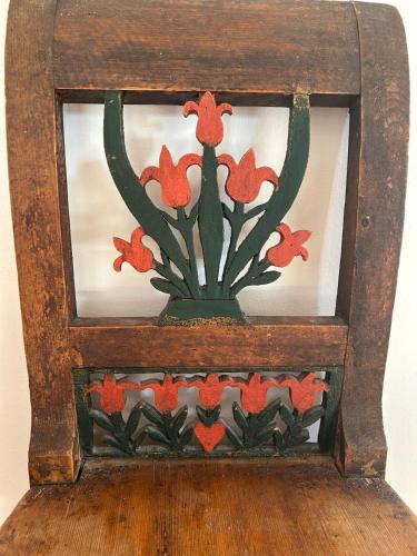 a wooden box with a vase with flowers in it at Große Wohnung mit Dachterrasse in Starnberg in Starnberg