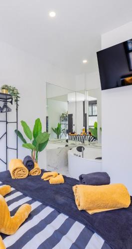 The Juanita Reina's Jacuzzi Apartment